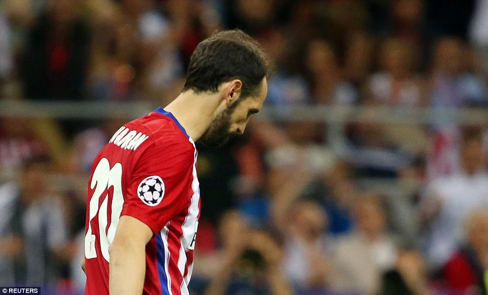 Juanfran đã sút trúng cột dọc.