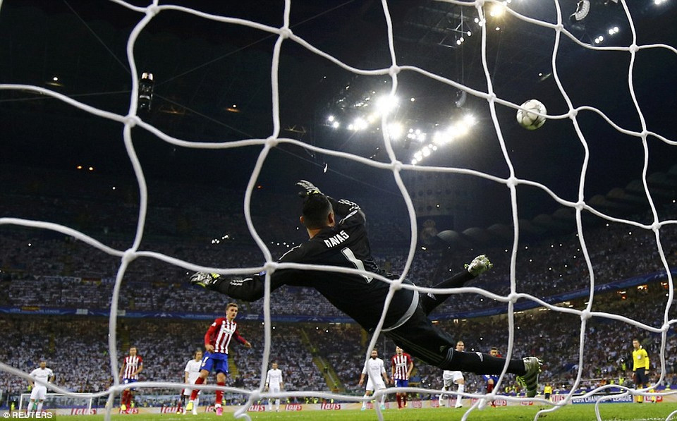 ... đưa bóng đi trúng xà ngang khung thành của Navas.