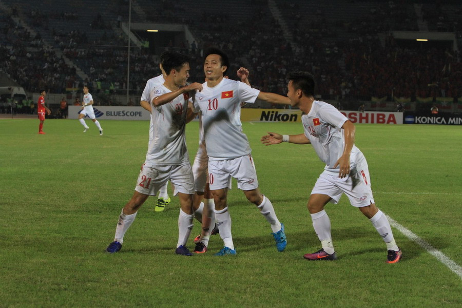 Niềm vui của Văn Quyết và đồng đội. (Nguồn: TTXVN)