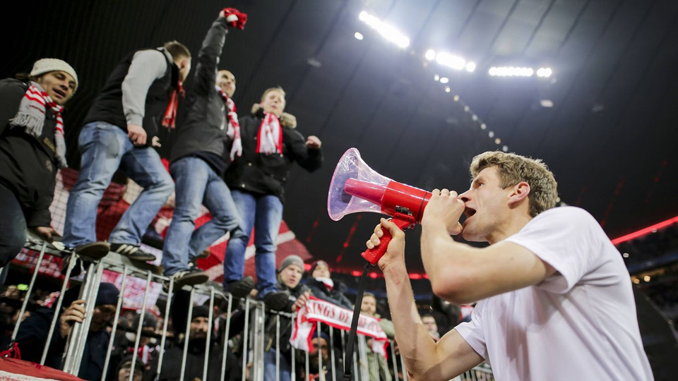 Muelle phấn khích trước người hâm mộ. (Nguồn: Fcb.de)