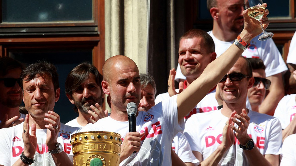 Pep và học trò ăn mừng chiến thắng, và đó cũng là dịp ăn mừng cuối cùng của ông của Bayern. (Nguồn: Fcb.de)