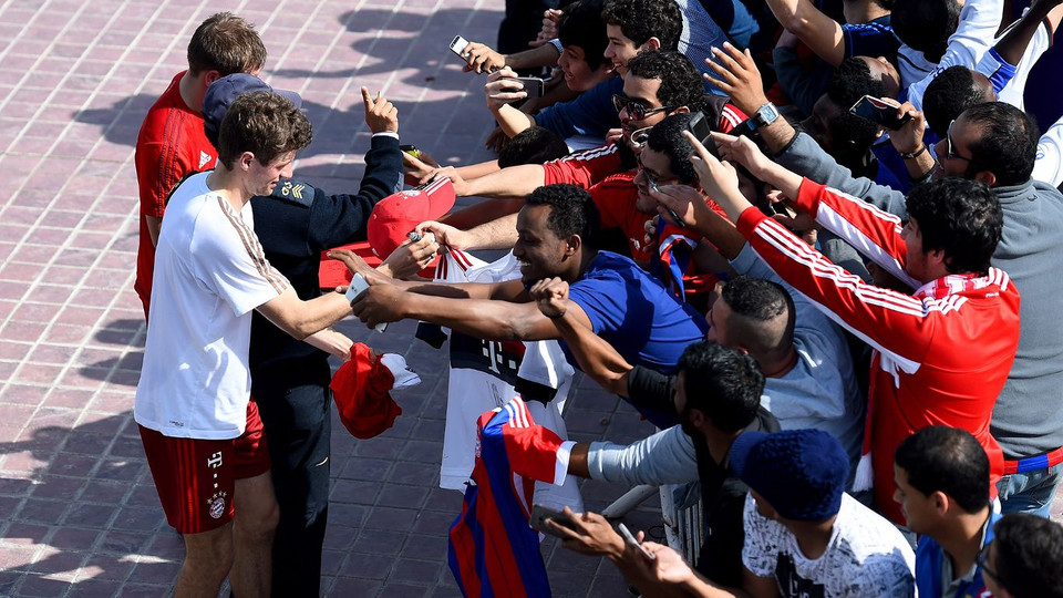 Các cầu thủ ký tặng người hâm mộ. (Nguồn: Fcb.de)