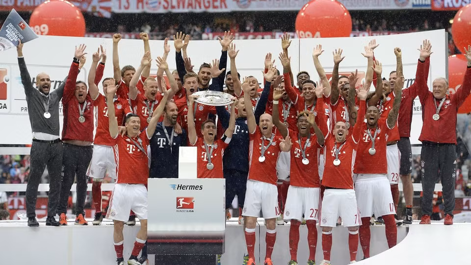 Bayern Munich trên bục nhận danh hiệu vô địch Bundesliga 2015-16 - danh hiệu cuối cùng của Pep cùng Hùm xám. (Nguồn: Fcb.de)
