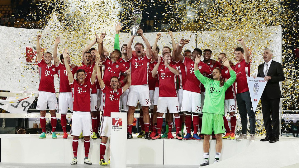 Ngay lập tức vị chiến lược gia người Italy này đã giành Siêu cúp Đức cùng Bayern. (Nguồn: Fcb.de)