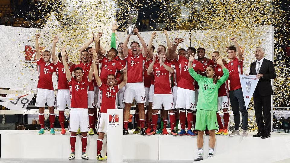 Ngay lập tức vị chiến lược gia người Italy này đã giành Siêu cúp Đức cùng Bayern. (Nguồn: Fcb.de)