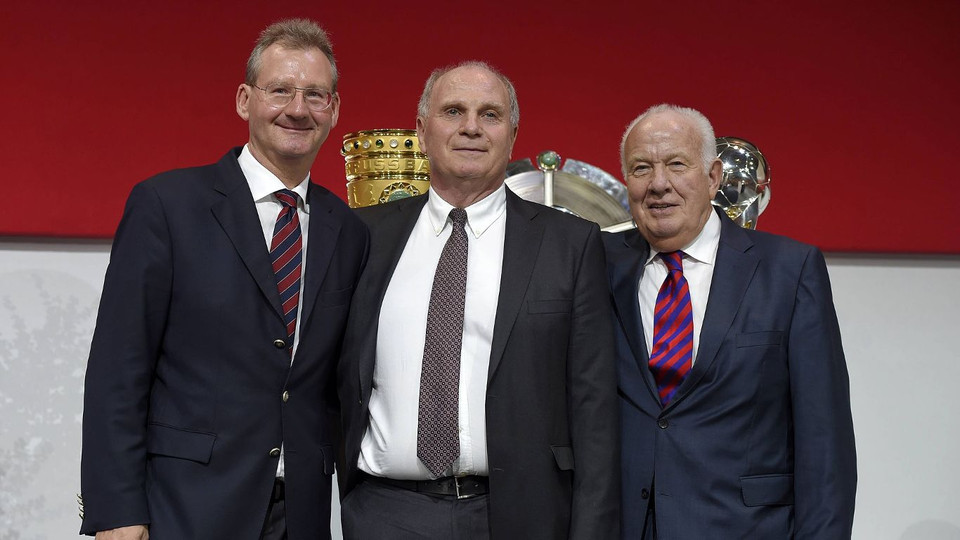 Chủ tịch Uli Höness (giữa) trở lại nắm Bayern Munich. (Nguồn: Fcb.de)