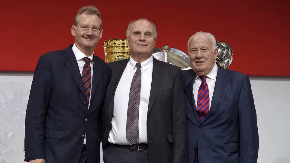 Chủ tịch Uli Höness (giữa) trở lại nắm Bayern Munich. (Nguồn: Fcb.de)