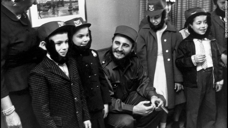 Ông Fidel đùa vui với những đứa trẻ hóa trang giống mình trong chuyến đi tới New York hồi năm 1959