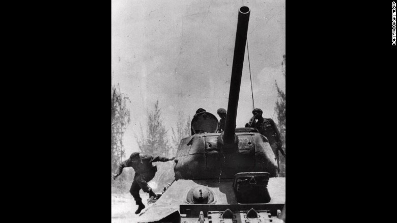 Fidel nhảy xuống khỏi một chiếc xe tăng vừa tới Giron, gần Vịnh con Lợn, vào tháng 4/1961. Tháng đó, gần 1.300 tay súng Cuba lưu vong, được trang bị vũ khí Mỹ, đã âm mưu lật đổ chính quyền nhưng bất thành.