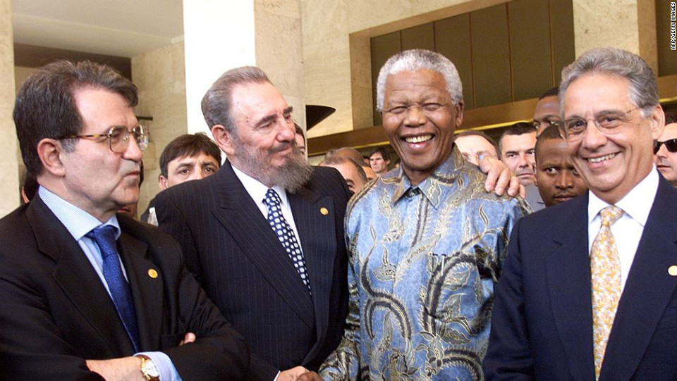 Ông Fidel và Tổng thống Nam Phi Nelson Mandela trong bức ảnh chụp tháng 5/1998.
