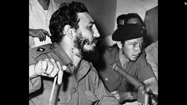 Ông Fidel và ông Raul Castro (phải) trong bức ảnh chụp năm 1959