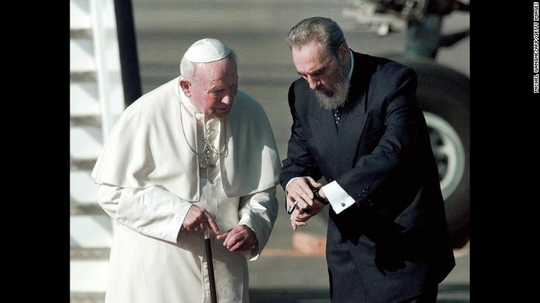 Fidel đón Giáo hoàng John Paul II tại sân bay ở Havana vào tháng 1/1998. Đó là lần đầu tiên một Giáo hoàng thăm Cuba