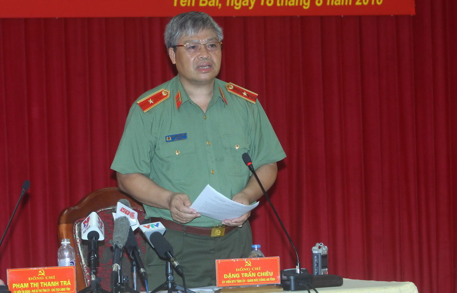 Thiếu tướng Đặng Trần Chiêu, Giám đốc Công an tỉnh phát biểu tại buổi họp báo. (Ảnh: Thế Duyệt/TTXVN)