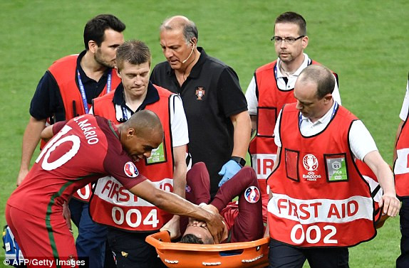 Ronaldo đã ôm mặt khi phải rời sân.