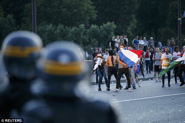 ...để trấn áp các cổ động viên quá khích của nước chủ nhà.