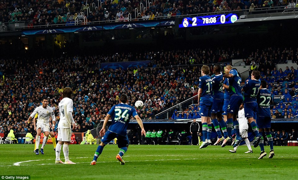 Phút 77, Ronaldo một lần nữa được hô vang...