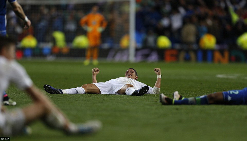 Các cầu thủ ngã ra sân sau tiếng còi kết thúc trận đấu vang lên.