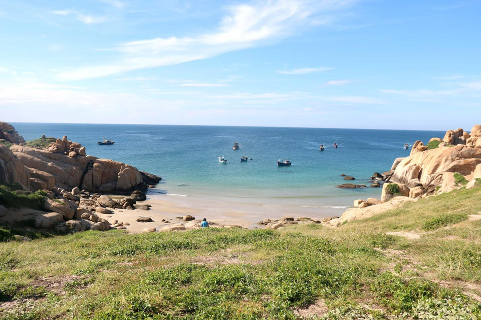 Bãi Tiên, một trong những điểm đến hoang sơ và đẹp của đảo Hòn Cau. (Ảnh: Nguyễn Thanh/Vietnam+)