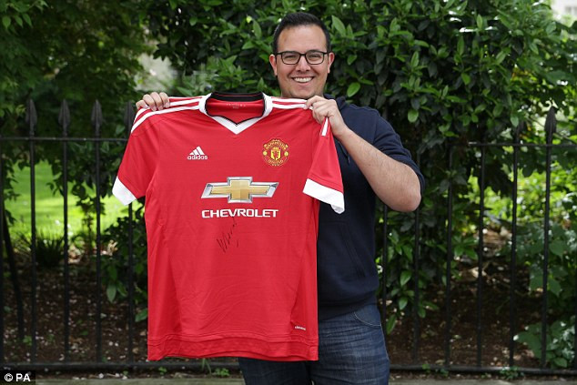 Steven Ribeiro, cổ động viên Manchester United có chữ ký đầu tiên của tân HLV Jose Mourinho.