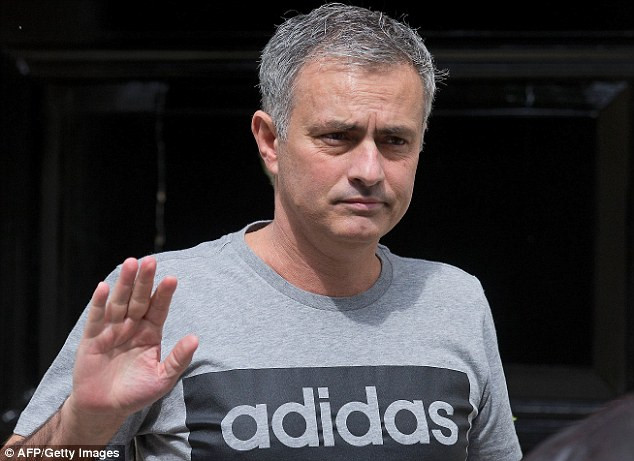 Mourinho xuất hiện sau buổi ký kết.
