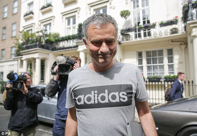 Vị chiến lược gia mặc áo của nhà tài trợ ADIDAS.