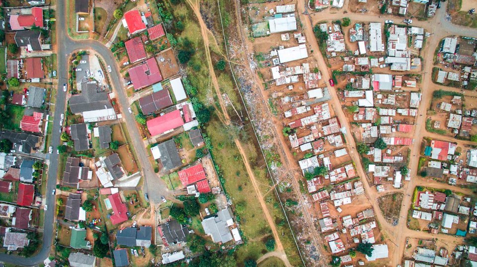 Màu sắc cũng thể hiện sự khác biệt - Otto's Bluff Area, Pietermaritzburg​. (Ảnh: Johnny Miller/​Businessinsider)