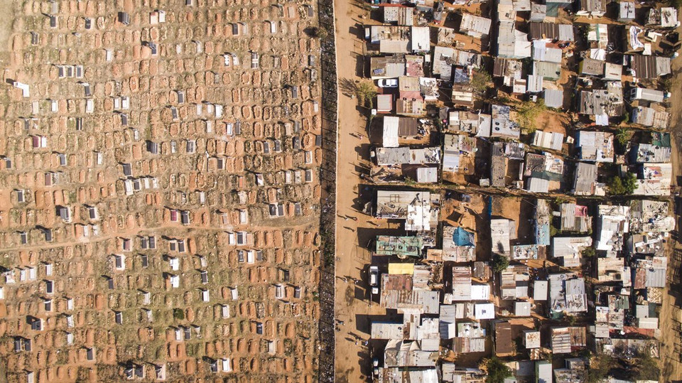Vusimuzi và Mooifontein, Johannesburg, Nam Phi. (Ảnh: Johnny Miller/​Businessinsider)