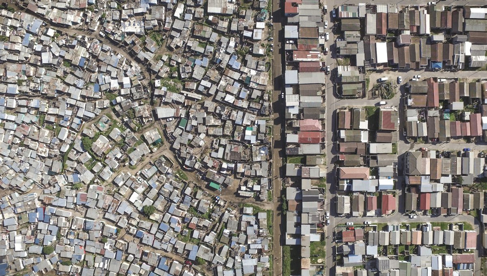 Hai khu Vukuzenzele và Sweet Home ở Cape Town. (Ảnh: Johnny Miller/​Businessinsider)