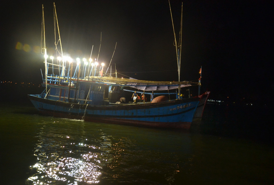 Hai tàu cá của ngư dân được điều động để chiếu sáng phục vụ công tác cứu nạn. (Ảnh: Đinh Văn Nhiều/TTXVN)
