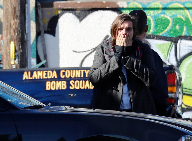 Nỗi bàng hoàng của một người dân sau vụ hỏa hoạn. (Nguồn: EPA/TTXVN)