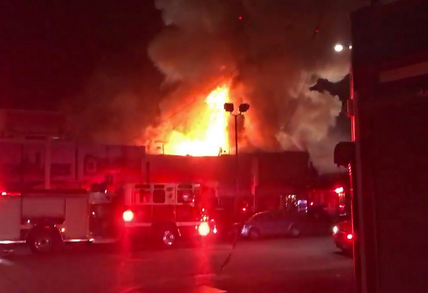 Lửa bốc dữ dội tại nhà kho trong vụ hỏa hoạn. (Nguồn: EPA/TTXVN)