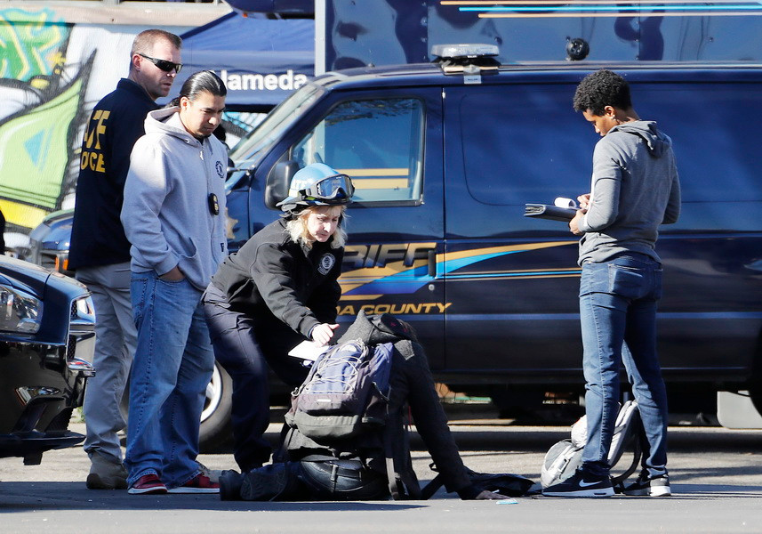 Nhân viên điều tra làm nhiệm vụ tại hiện trường vụ hỏa hoạn. (Nguồn: EPA/TTXVN)