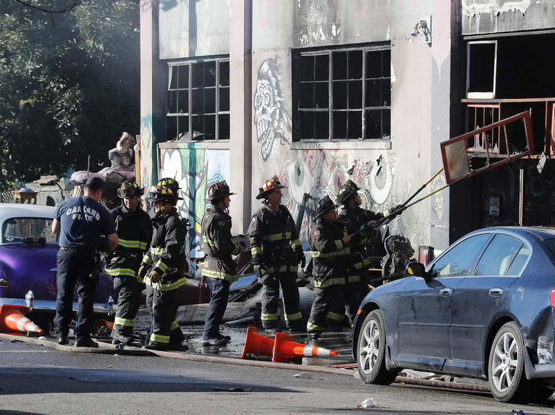 Lính cứu hỏa làm nhiệm vụ tại hiện trường vụ hỏa hoạn. (Nguồn: EPA/TTXVN)