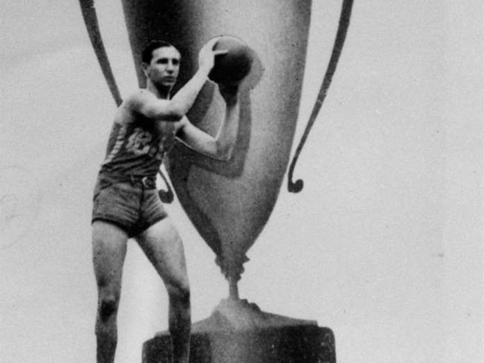 Fidel Castro sinh ngày 13-8-1926. Bức ảnh trên chụp ông năm 1945 khi được chọn là vận động viên xuất sắc của trường Belen Hight School 