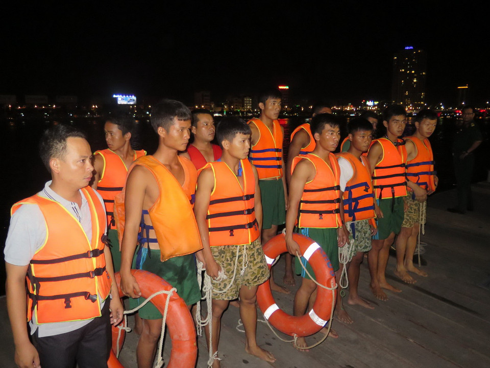 Lực lượng thợ lặn của Quân khu 5 được huy động để tìm kiếm cứu nạn hành khách và con tàu bị chìm. (Ảnh: Văn Sơn/TTXVN) 