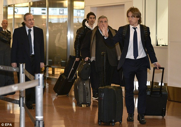 Luka Modric vẫy tay chào người hâm mộ.h