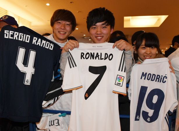 Các cổ động viên gia áo đấu thần tượng của mình.