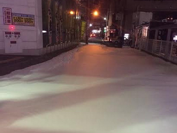 Những con đường ở thành phố Fukuoka, Nhật Bản đang bị bao phủ bởi một lớp bọt trắng dày bí ẩn. (Nguồn: RT)