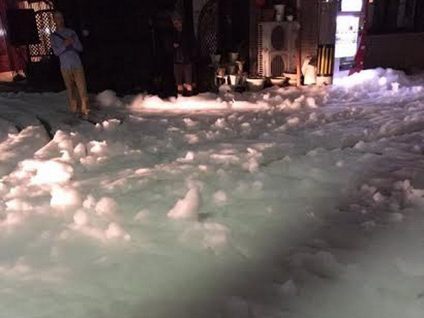 Nhiều người đã đăng lên Twitter hình ảnh những con phố bị lớp bọt phủ dày như tuyết, cũng như thắc mắc về hiện tượng kỳ lạ này. 