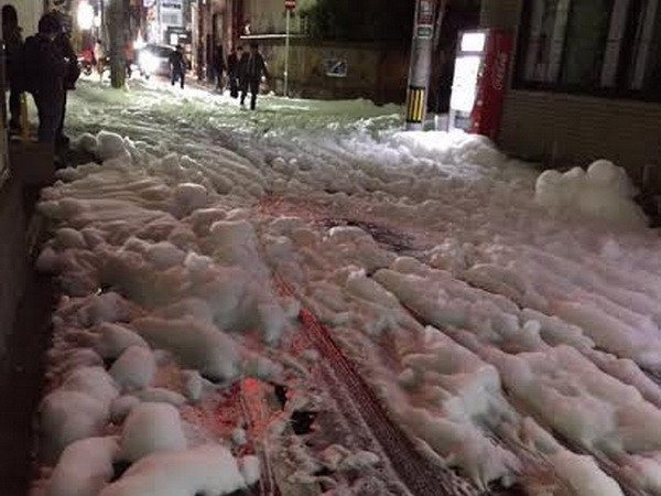 Một số người đoán rằng động đất đã khiến đường ống ngầm dưới đất bị vỡ khiến bọt tràn lên. 