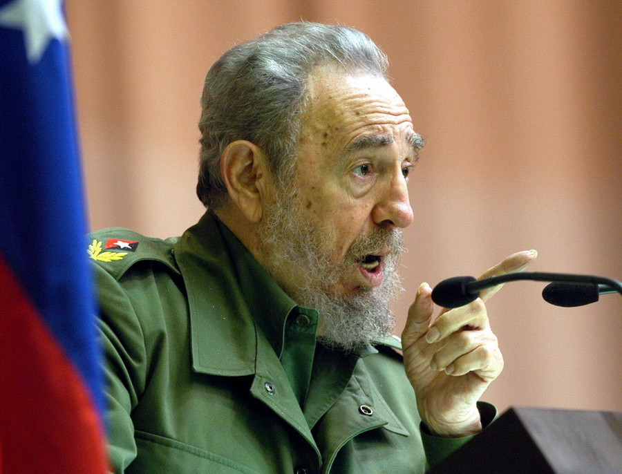 Lãnh tụ Cuba Fidel Castro phát biểu tại Trung tâm hội nghị ở La Habana ngày 14/4/2004. (Nguồn: EPA/ TTXVN)