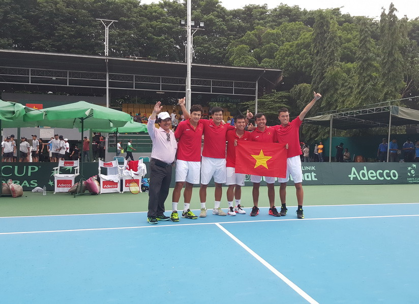 Niềm vui của đội tuyển quần vợt Việt Nam sau chiến thắng. (Ảnh: Mạnh Linh/Vietnam+)