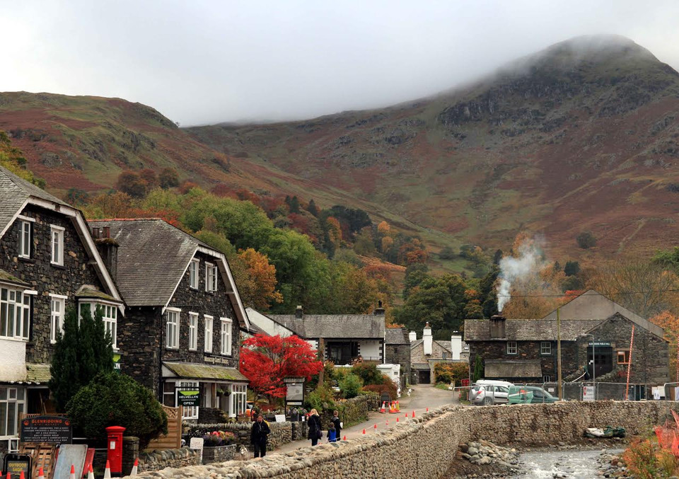 Một góc phố ở Glenridding, nơi bạn có thể lên tàu ngắm cảnh hồ Ullswater. (Ảnh: Như Mai/Vietnam+)