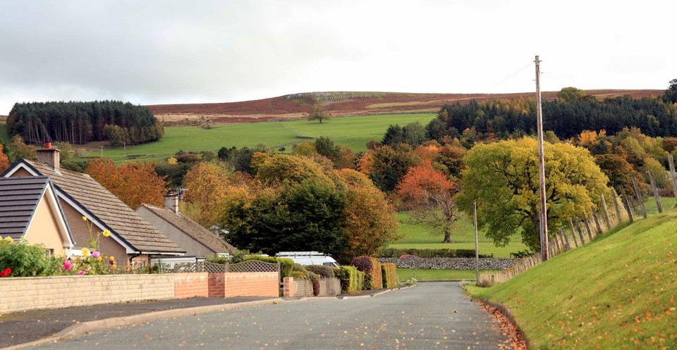 Chỉ cần đứng trên đỉnh một con dốc nhỏ là bạn đã có thể ngắm những sắc Thu trải dài. (Ảnh: Như Mai/Vietnam+)