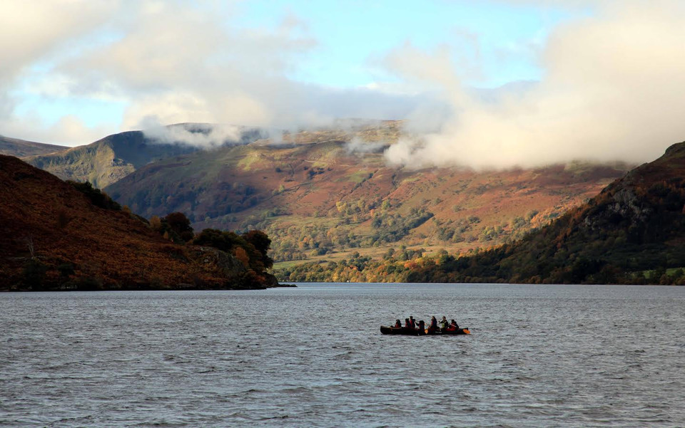 Chèo thuyền và ngắm cảnh hồ Ullswater vào một ngày nắng vàng thật tuyệt. (Ảnh: Như Mai/Vietnam+)