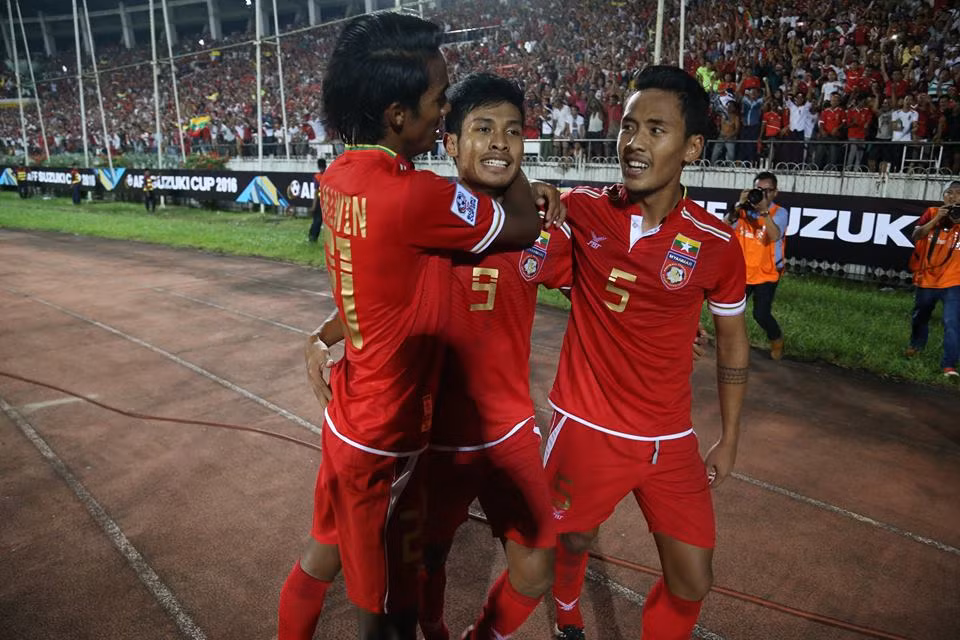 Trong bàn thắng của Myanmar, hàng thủ của tuyển Việt Nam đã không kèm người chặt. (Nguồn: MFF)