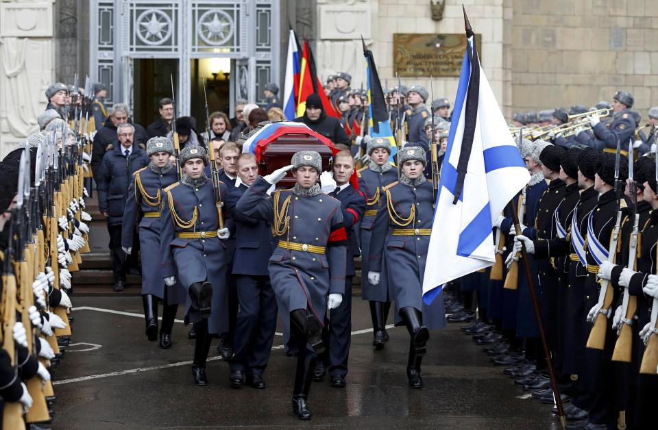 Đội tiêu binh Nga di chuyển quan tài chở thi thể cố Đại sứ tới Nhà thờ Chúa Cứu Thế Christ để tổ chức tang lễ. (Nguồn: Reuters)