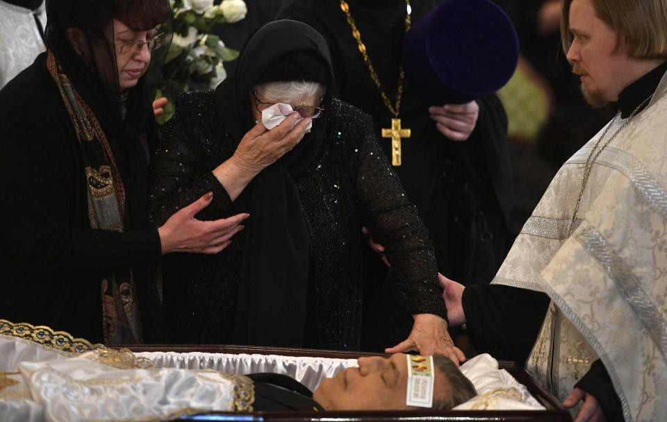 Bà Maria, mẹ của Đại sứ Karlov rơi lệ trước linh cữu của con trai. (Nguồn: Getty Images)