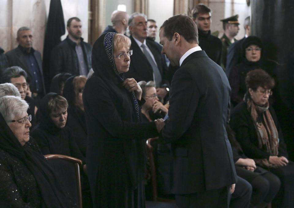 Thủ tướng Nga Dmitri Medvedev đến chia buồn với gia đình Đại sứ. (Nguồn: Getty Images)