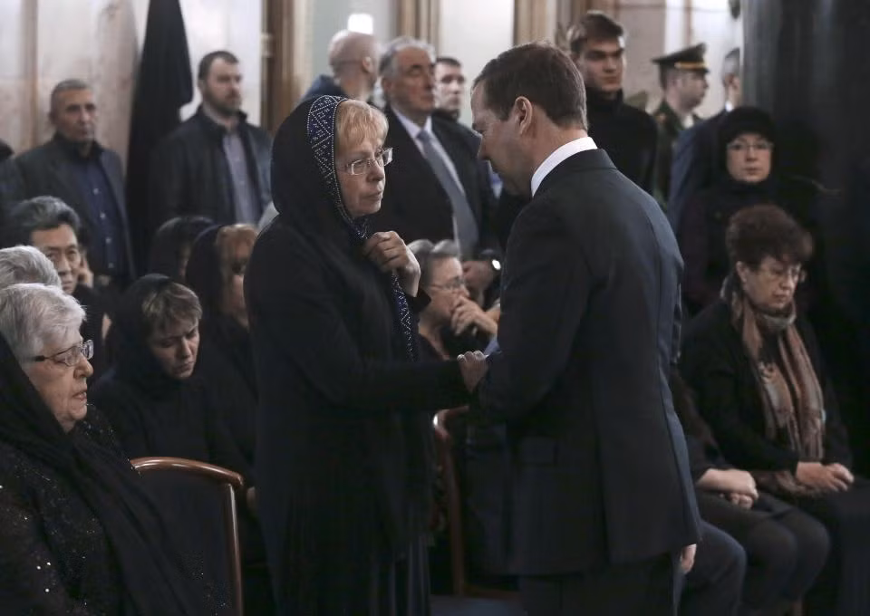 Thủ tướng Nga Dmitri Medvedev đến chia buồn với gia đình Đại sứ. (Nguồn: Getty Images)